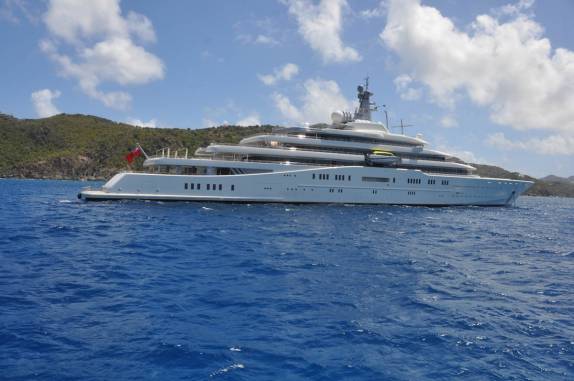 O maior iate do mundo, do bilionário russo dono do Chelsea, ancorado em St. Barth - Caribe